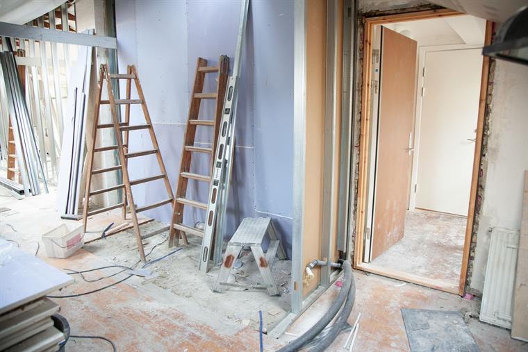 Ambiente en obra con polvo, escombros y materiales en el piso